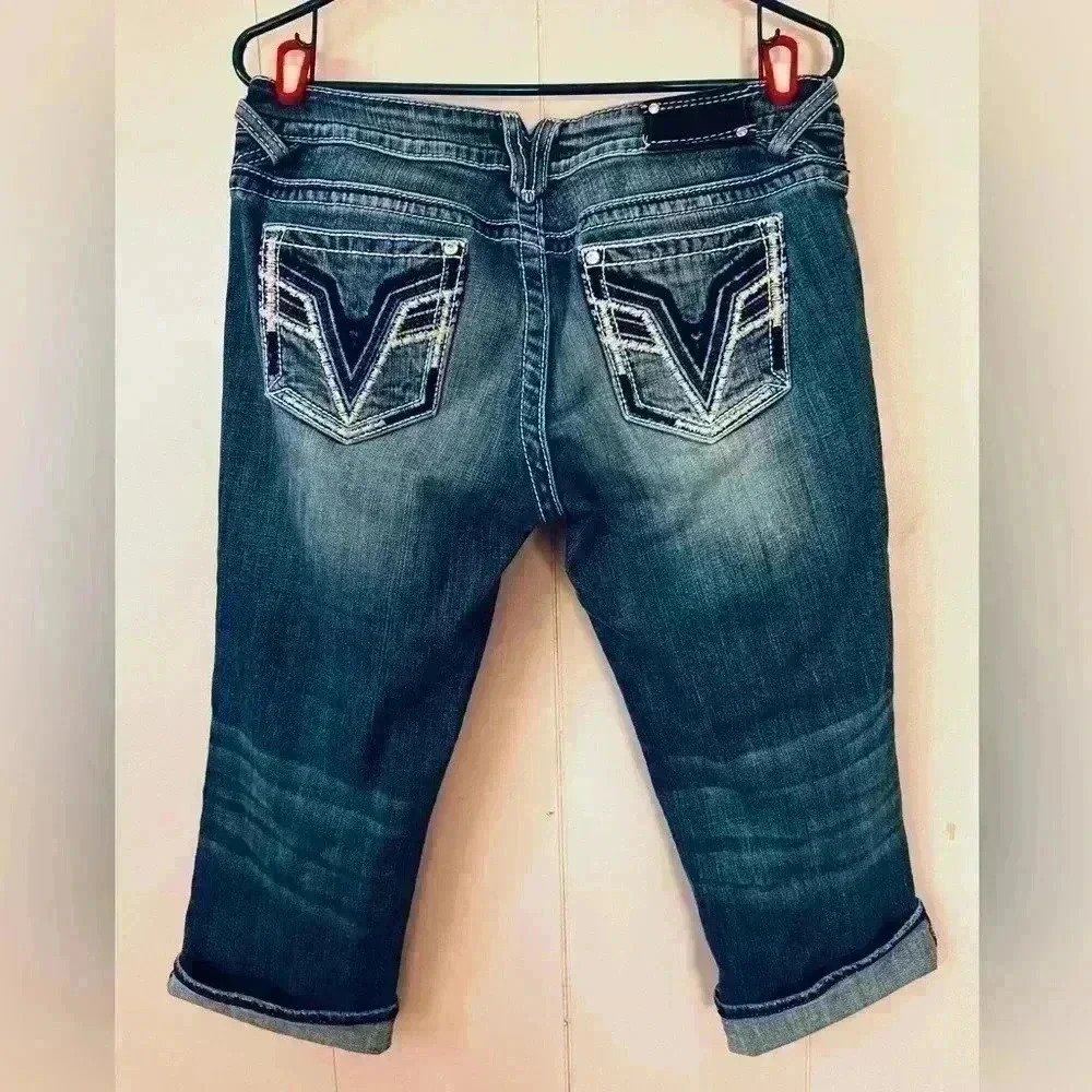 Vigoss Medium Wash Straight Leg The Chelsea Capri Embroidered Studded Size 910 Vigoss Medium Wash Straight Leg The Chelsea Capri Embroidered Studded Size 910
